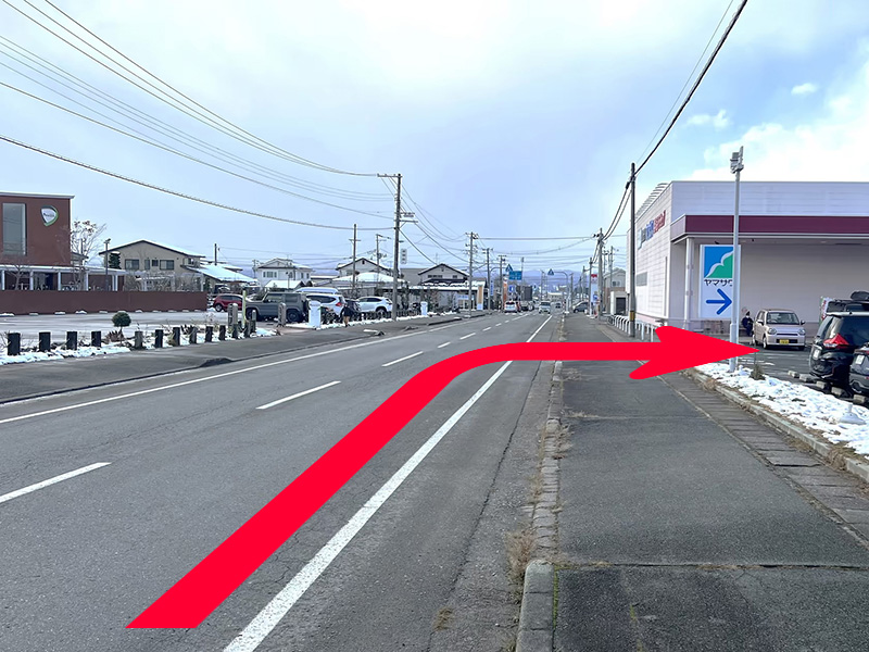 ヤマザワ漆山店の駐車場に入ります