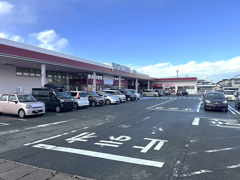 施設入口を直進し、左側に進みます。ドラックストアとスーパーの間に当店がございます